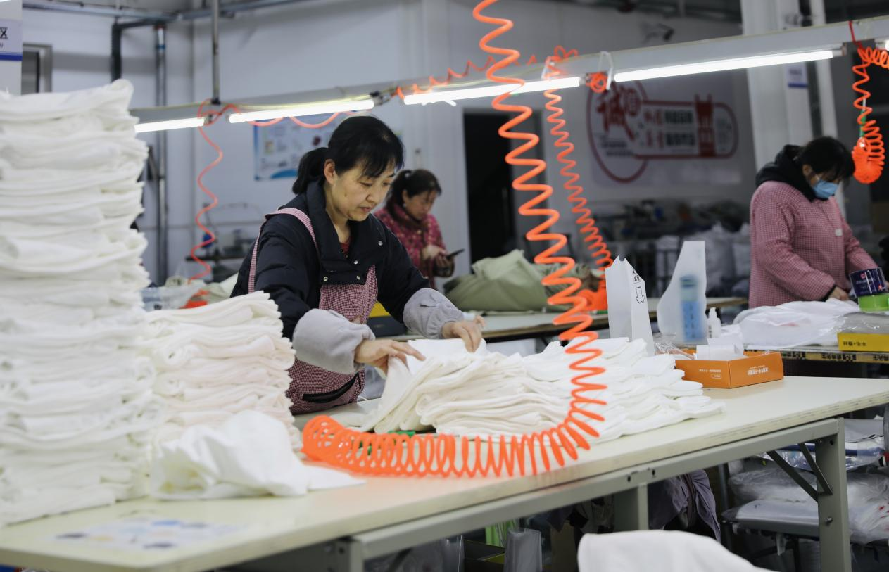 肅寧縣一家服裝生產(chǎn)企業(yè)，工人在加工服裝。劉巨雷攝