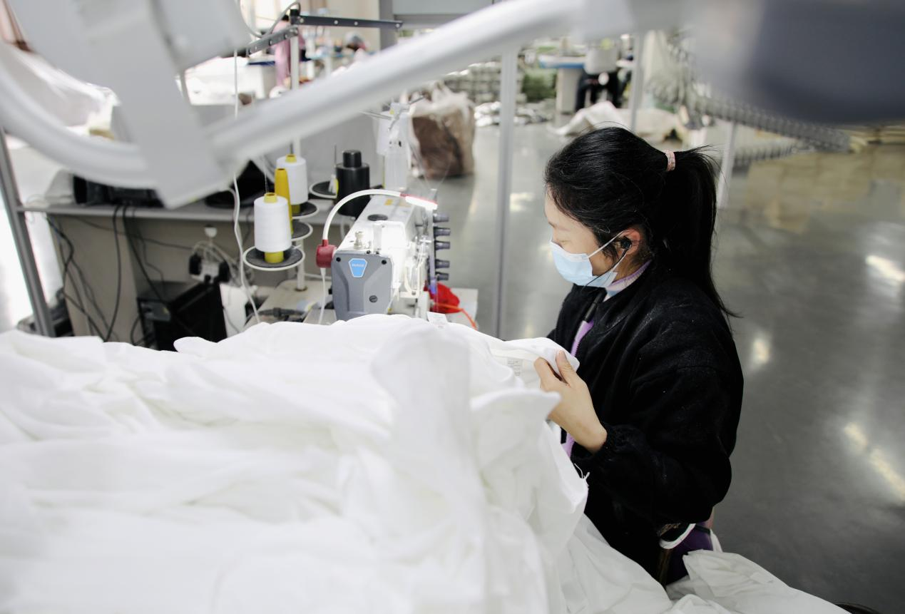 肅寧縣一家服裝加工企業(yè)，工人在裁剪布料。劉巨雷攝