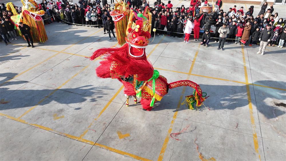滄州渤海新區(qū)黃驊市齊家務(wù)鎮(zhèn)麒麟舞表演（無人機(jī)拍攝）。趙俊杰攝