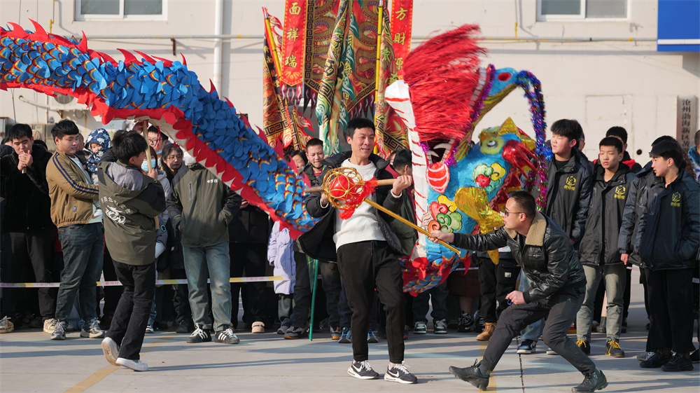 滄州渤海新區(qū)黃驊市齊家務(wù)鎮(zhèn)舞龍表演。趙俊杰攝