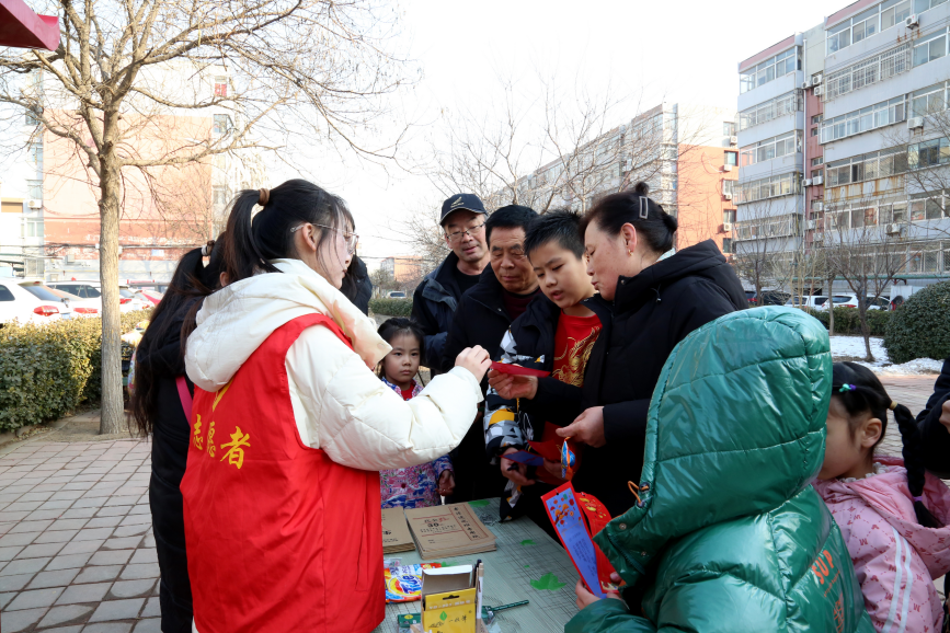 居民們猜燈謎贏獎(jiǎng)品。趙雪聰攝