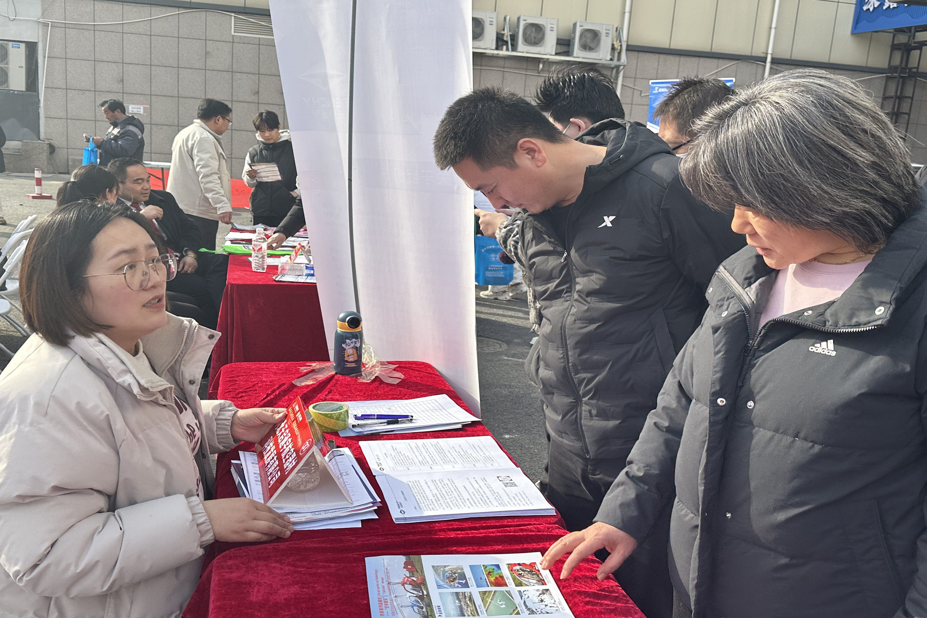 2月14日，招聘會現(xiàn)場，求職者向用人單位了解崗位相關(guān)情況。米彤?dāng)z