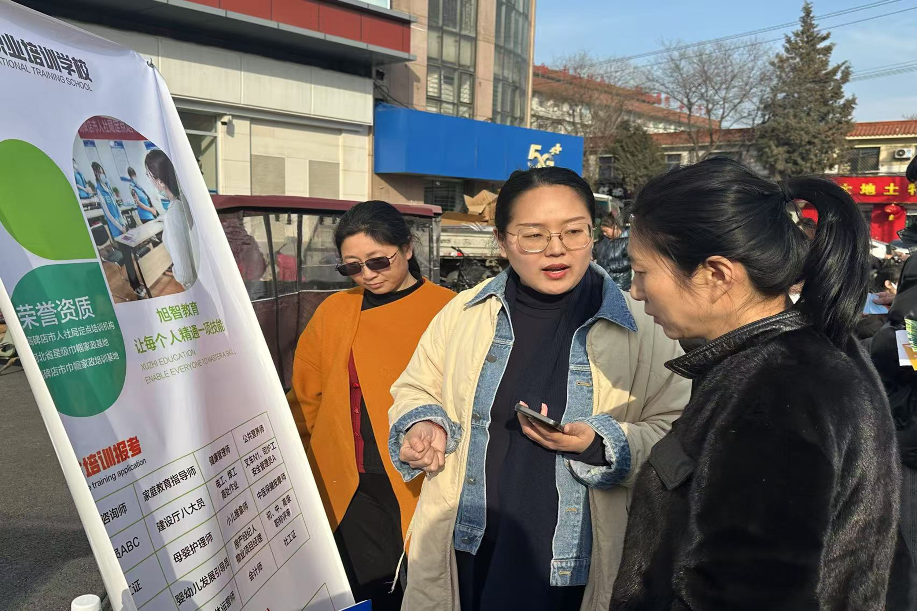 2月14日，招聘會(huì)現(xiàn)場(chǎng)，企業(yè)招聘負(fù)責(zé)人向求職者介紹企業(yè)基本情況。米彤?dāng)z