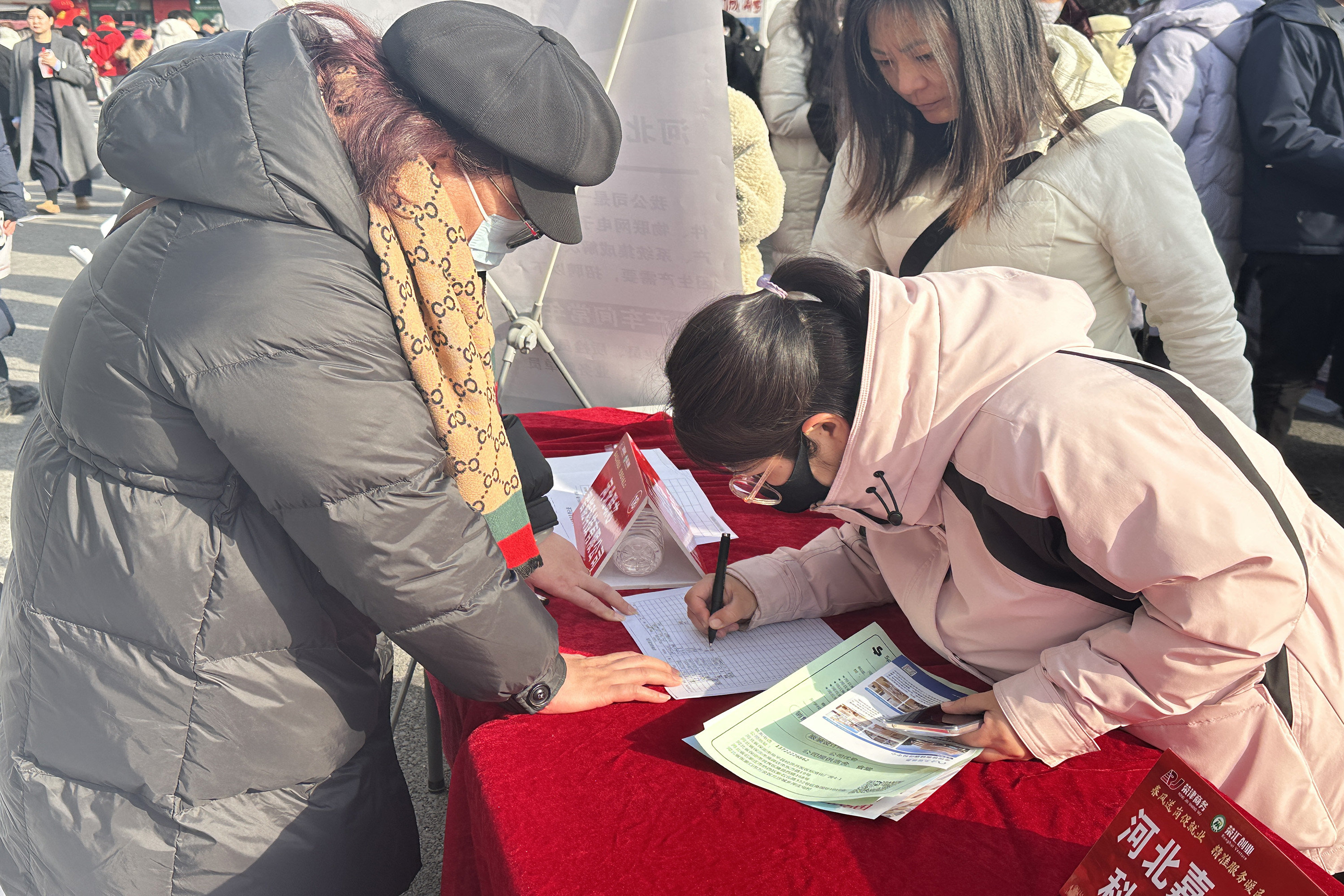 2月14日，招聘會(huì)現(xiàn)場(chǎng)，求職者與企業(yè)初步達(dá)成就業(yè)意向。米彤?dāng)z