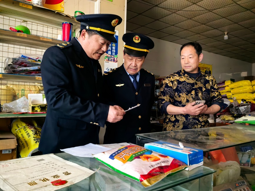 遷安市市場(chǎng)監(jiān)督管理局檢查農(nóng)資現(xiàn)場(chǎng)。商立超攝 