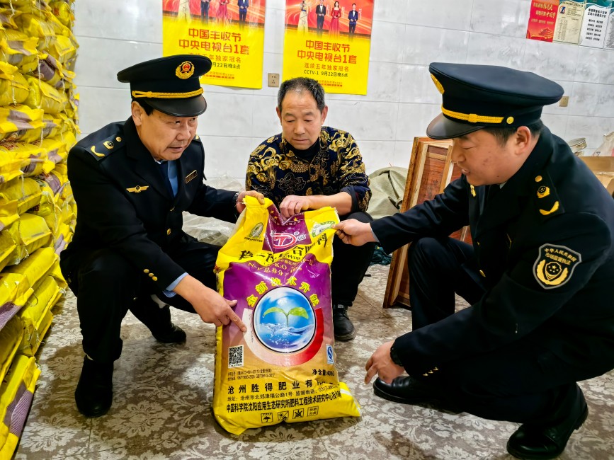 遷安市市場監(jiān)督管理局檢查農(nóng)資現(xiàn)場。商立超攝