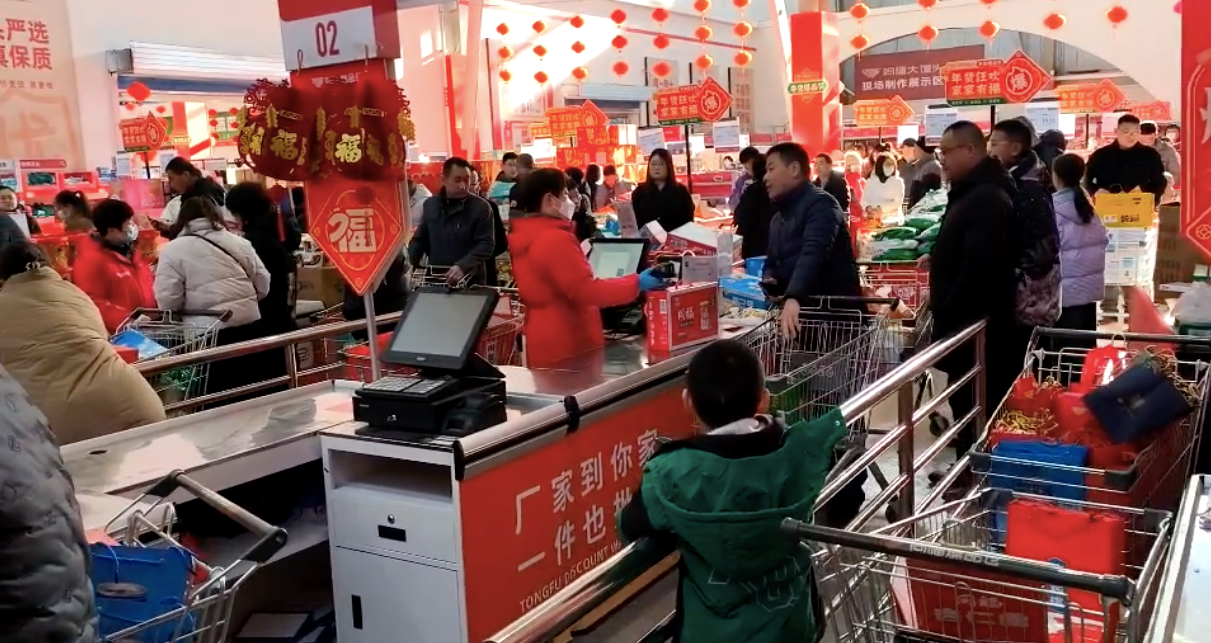 同福爆品倉（正定）春節(jié)期間消費者購物場景。同福集團供圖