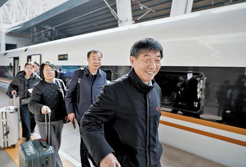 3月3日上午，出席十四屆全國人大三次會議的我省全國人大代表抵京。本報(bào)記者 趙海江攝