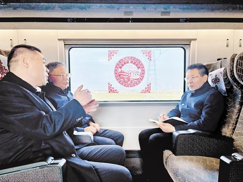 3月3日上午，報(bào)到途中，住冀全國政協(xié)委員就今年準(zhǔn)備的提案深入交流。本報(bào)記者 許佳奇攝