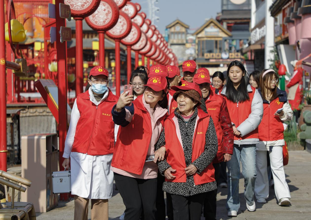 豐南青年志愿者們帶領(lǐng)老人們游覽河頭老街。陳軍攝