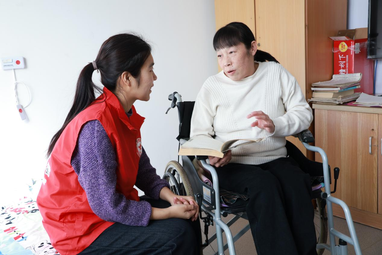 小集鎮(zhèn)的志愿者陪敬老院的老人嘮家常。聶思萌攝