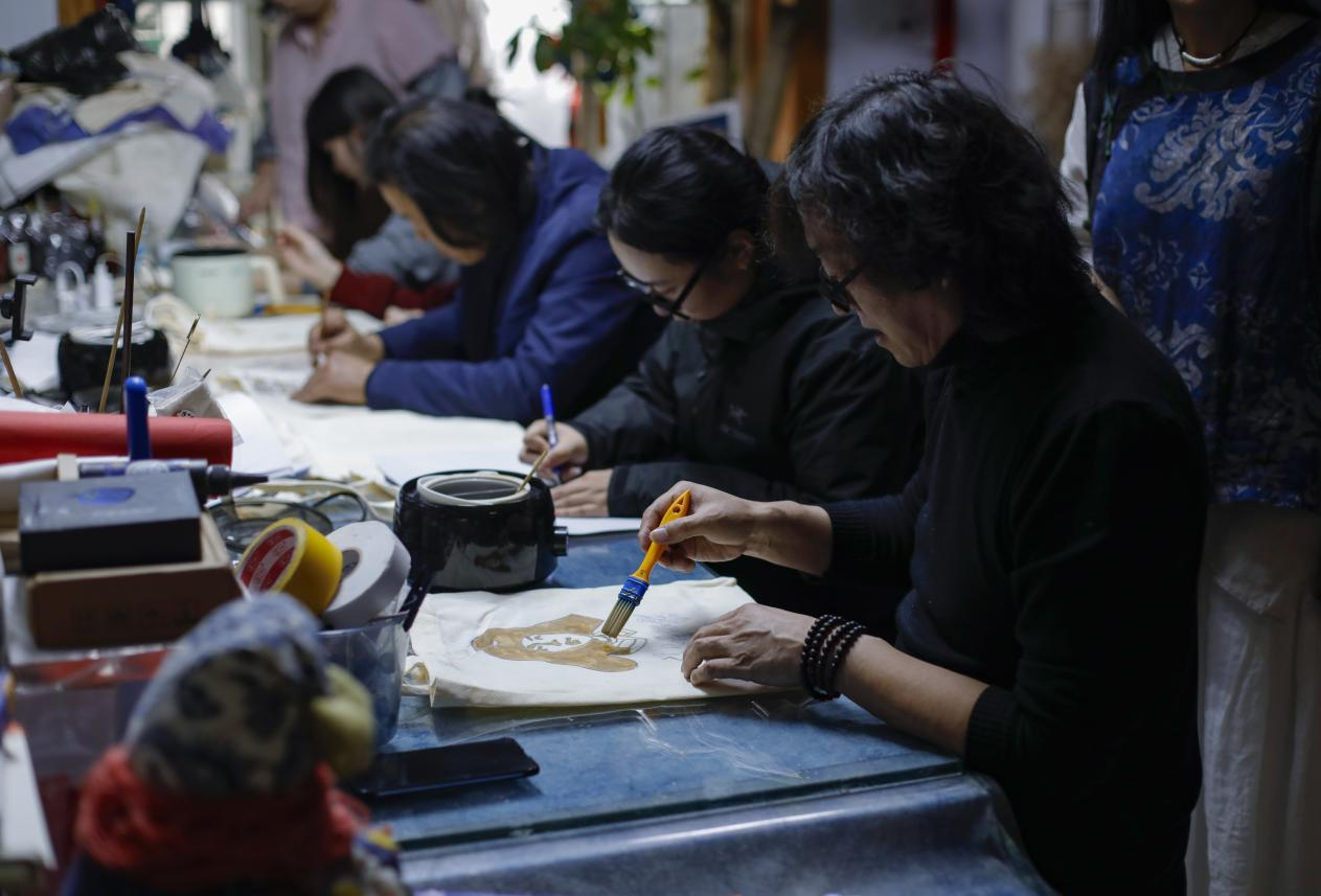 豐南區(qū)的非遺蠟染傳承人正在創(chuàng)作雷鋒主題的蠟染工藝品。陳軍攝