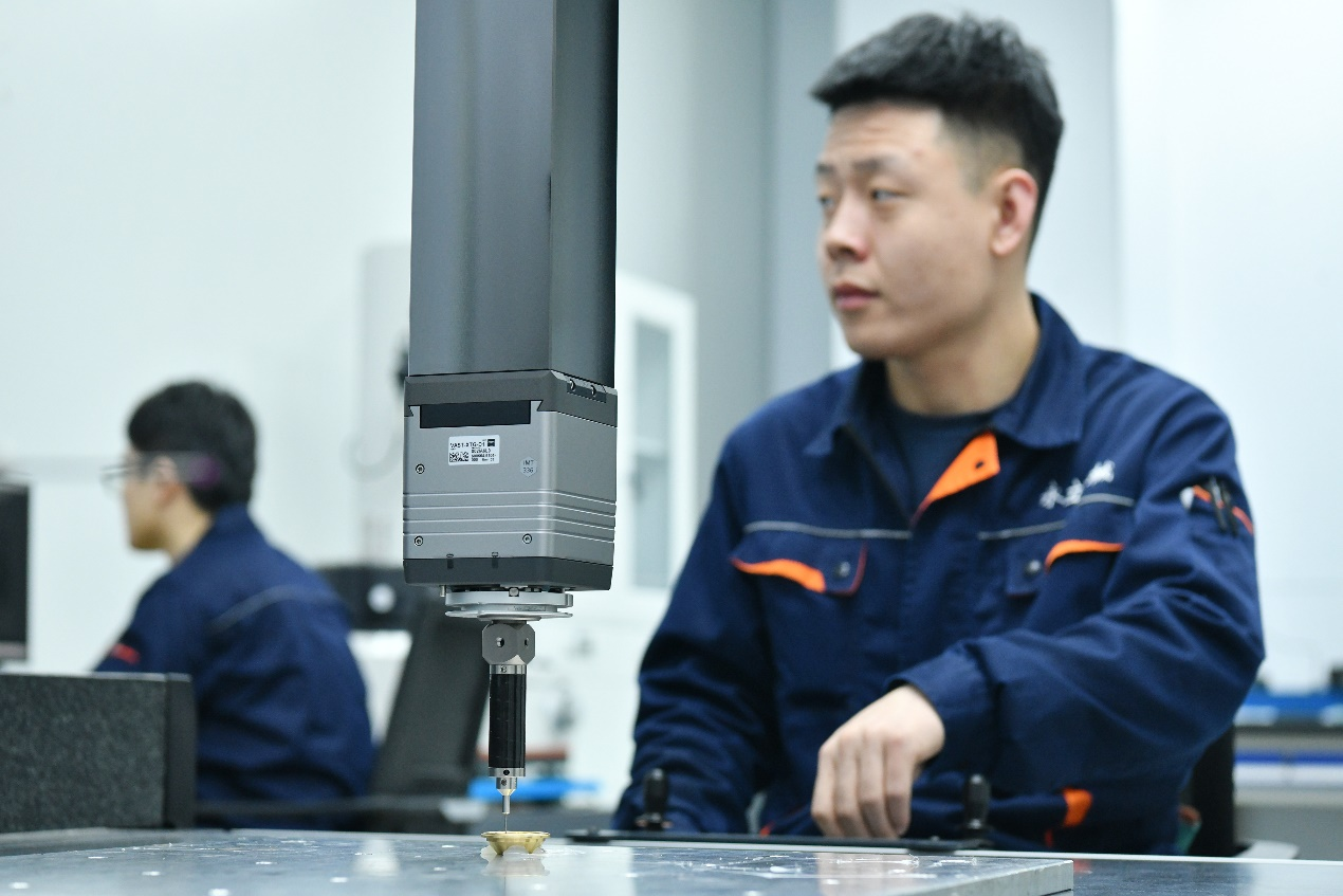近日，工人在河北滄州高新區(qū)滄州永立精密機(jī)械有限公司測(cè)量室工作。苑立偉攝