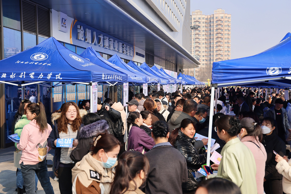 滄州市運(yùn)河區(qū)2025年“春風(fēng)行動(dòng)”招聘會(huì)現(xiàn)場(chǎng)。楊洋攝