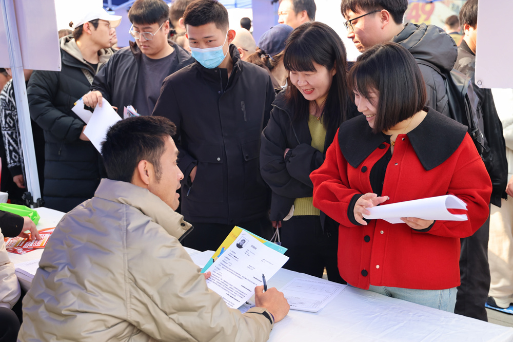 求職者與招聘企業(yè)負(fù)責(zé)人交流崗位信息。楊洋攝