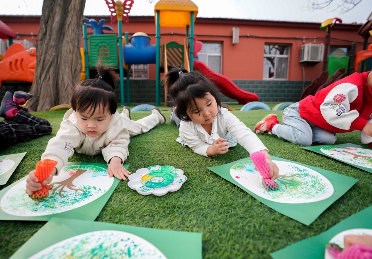 3月11日，黃驊市第一幼兒園在創(chuàng)作綠色主題繪畫。張國(guó)文攝