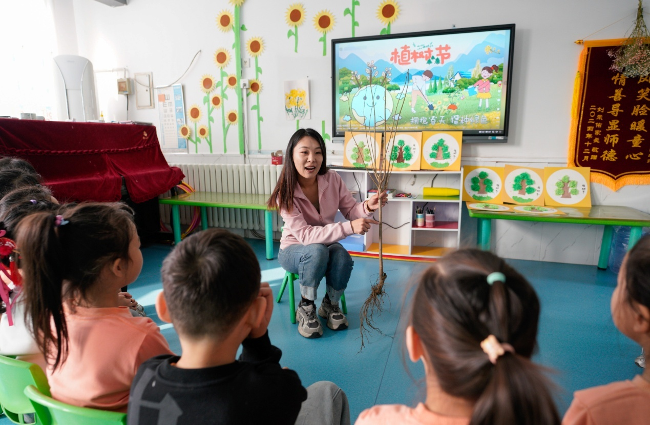 3月11日，黃驊市第一幼兒園老師在給小朋友講解樹木知識。張國文攝