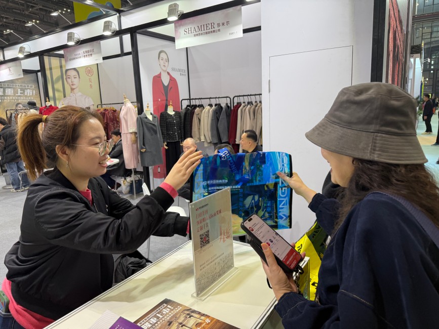 3月11日，客戶在服博會(huì)滄州展廳選購(gòu)服裝。于麗欣攝